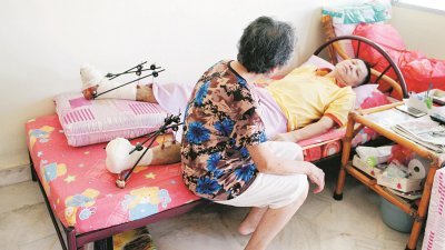 养儿100岁，长忧99的赖兰（背对镜头者）不计一把年纪仍需照顾患病的儿子，但对孩子的未来则是忧心忡忡。