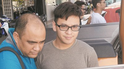 涉嫌金钱游戏欺骗案的李宗圣（右），将于 周二在吉隆坡法庭面控。（档案照）