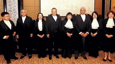 敦劳勿斯（左4）与4名被擢升至联邦法院及上诉庭女法官等人合影。左起东马大法官丹斯里理查玛拉尊、马来亚大法官丹斯里阿末马洛、罗扎丽雅、阿丽扎杜、上诉庭主席丹斯里祖基菲里、苏拉雅及杨惠禅。