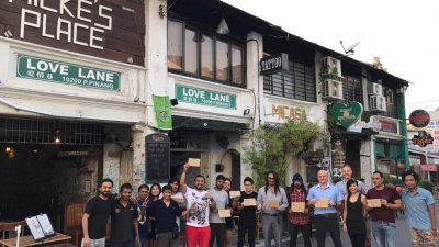 凯文（左7）及鲍尔（左9）与其它业者于周一傍晚召开记者会，对槟岛市政厅提出爱情巷封路的建议表示支持。