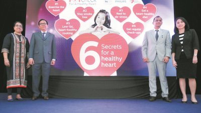 玛丽依索（左起）、艾再阿占、比嘉沙和梁宝云为“肥胖检查”迈向心脏健康教育计划进行“触心”仪式，为今年的主题揭开序幕。