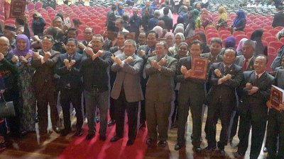 祖基菲里（左5起）和阿末峇沙率领官员及各门部门长官展示坚决的反贪意识。