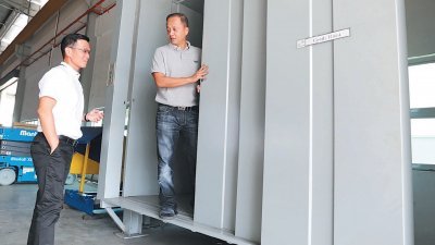 蓝启财（左）及朱志荣凭借自身经 验，设计出人性化设计的载货升降 机，在大马市场中独占鳌头。（摄影：刘维杰）