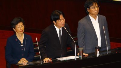 台湾行政院长赖清德（ 中） ， 周一和内政部长叶俊荣（右）、陆委会主委张小月，到立法院接受质询。