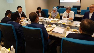 蔡智勇在贸工部和马来西亚金钻珠宝商公会联合会代表举行会议，以商讨解决消费税实行后业者面对的问题。