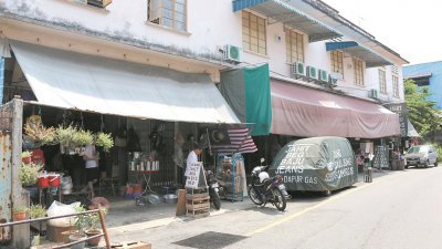 位于甘榜爪哇的三利皮箱店因不堪租金高涨，而被逼结业。
