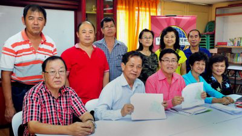 许炳正（前排左2）及郑添皇等人发布新山市长献议临时营业地点的讯息。（摄影：杨金森）