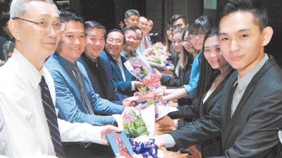 张文强（左起）、陈洺臣、莫泽浩、黄循积及祝家华赠送鲜花给南方大学学院老师。（摄影：杨金森）