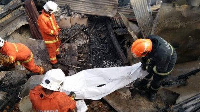 消拯员从废墟中寻获一具被烧焦的孟加拉外劳尸体。