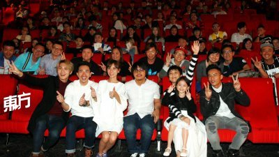 《分贝人生》一众演员刘界辉（前排左起）、叶朝明、颜薇恩、导演陈胜吉、张艾嘉、陈彦雯及陈泽耀，也在电影院里与观众一同观赏电影，电影播毕，众人眼睛通红，表示故事催泪。