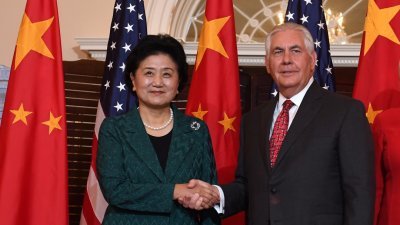 美国国务卿蒂勒森（右）周三在华盛顿的国务院，与到访参与首轮中美社会和人文对话的中国副总理刘延东会晤。