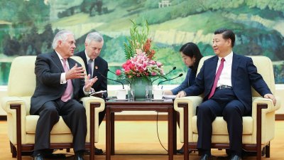 中国国家主席习近平（右）周六在北京人民大会堂，接见美国国务卿蒂勒森。对于外界预料双方或会提及朝鲜问题，中国官媒报导中未有“点名”提及。