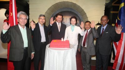 马袖强（左2）等人在观蜡像馆内，与中国国家主席习近平和夫人彭丽媛（左3和4）的蜡像合影；右起为马吉德、林金煌和刘万腾。 （摄影：伍信隆）