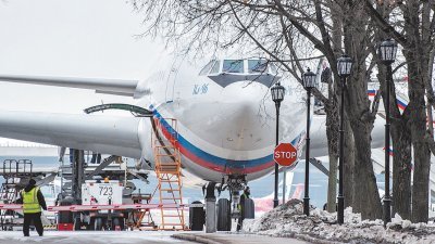 俄罗斯派专机从美国接回171名遭美国驱逐的外交官员及其家眷。周日，首架载著46名撤离人员的专机，飞抵莫斯科伏努科沃机场。