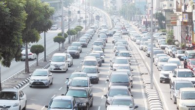 由于通往吉隆坡广东义山、福建义山及广西义山的车流量过于集中，导致周遭路段如陆佑路早上7时许起交通非常堵塞，延伸出看不见尽头的车龙。 （摄影：伍信隆）