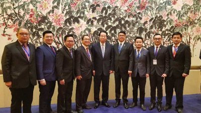 马来西亚华人社团领袖代表与中国中央统战部副部长兼国侨办主任许又声（中）进行交流。左起为古志明、林家豪、拿督李德华、拿督锺来福、拿督斯里洪来喜、周世抆、林智杰及刘国荣。