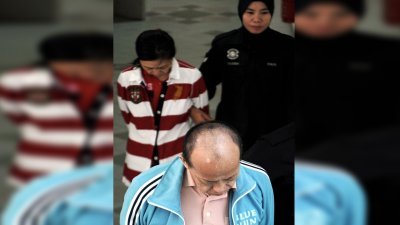 2名涉嫌虐死印尼籍女佣的华裔夫妇的死刑，在上诉后，改为监禁。图为两人2014年步出法庭的档案照。
