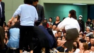 日本京都府舞鹤市市长多多见良三，周三在相扑比赛致词时突然昏倒，根据Youtube录像图片显示，有女性爬上相扑擂台，对市长施予急救。
