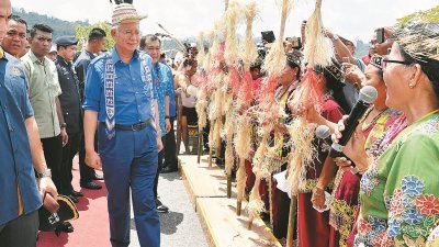 首相纳吉（中）出席峇贡水坝拥有权移交仪式时，受到热烈欢迎。
