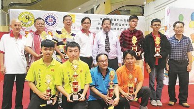 陈贤纬（后排左4起）、萧庆璋与全柔个人象棋锦标赛优胜者合照。