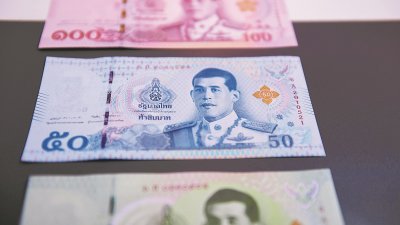 印有现任泰王肖像的泰国新钱币20泰铢、50泰铢和100泰铢（由下至上），周五正式发行。