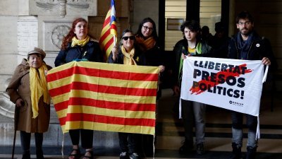 当地时间周四，普伊格德莫尼特的支持者在比利时的布鲁塞尔司法宫外聚集，为他声援。