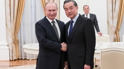 中国国务委员兼外交部长王毅（前左），周四在克林姆林宫与俄罗斯总统普京会晤。后方为俄罗斯外交部长拉夫罗夫。