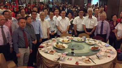 林冠英（左7）偕同刘子健（左6）、黄汉伟（左9起）及彭文宝等，与槟州5所独中董事及教职员们合照。