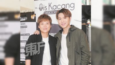 赵洁莹和刘界辉现身活动现场， 一同为“Ais Kacang Podcast”广播平台欢庆一周年。