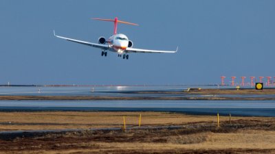 中国国产ARJ21-700飞机104架机，今年3月26日在冰岛凯夫拉维克国际机场，进行大侧风试飞。