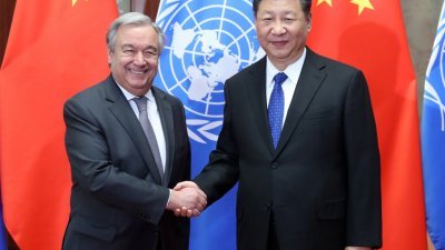 中国国家主席习近平（右）周日在北京人民大会堂，会见联合国秘书长古特雷斯。