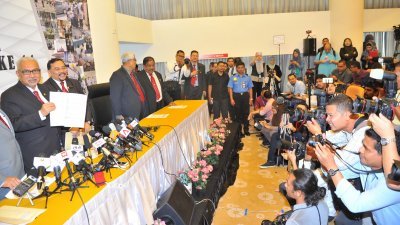 莫哈末哈欣（中）主持选委会特别会议后，在记者会上宣布第14届全国大选的日期。（摄影：邱继贤）