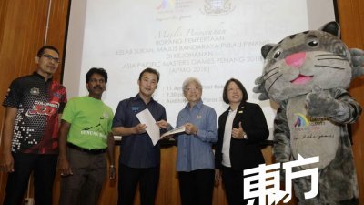 尤端祥（左3起）代表槟岛市政厅移交参赛表格给予章瑛，以报名参与2018年亚太区大师运动会。