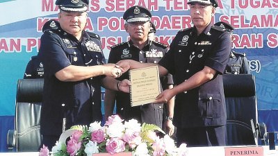 霹州警方常月集会周四在司南马警局举行，仪式包括吕连来（左）移交职权予沙比里，由哈斯南（中）见证。