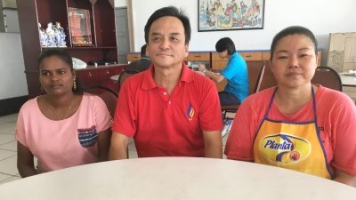两名餐馆女员工指请病假后，被雇主辞退，比丽玛（左起）、王松富及吴彩凤。