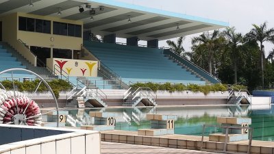 承包商目前在清洗班达马兰公共泳池，为下周一重开泳池做好准备工作；重开后，操作时间已有变动，民众受促留意。