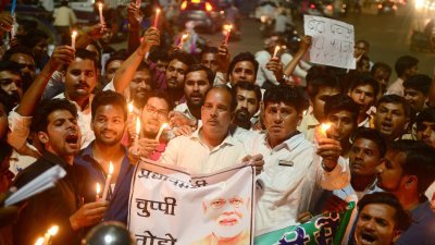 印度议员周五在阿拉哈巴手持独光并高喊口号，抗议莫迪连日来对发生在克什米尔和北方邦的两起轮奸案保持沉默。