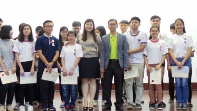 黄顺发（右4起）及黄雪莱与获得奖励金的学生合影。