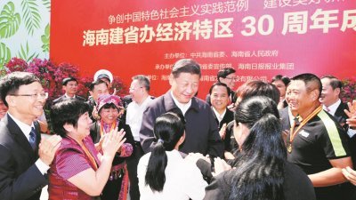 中国国家主席习近平（中）过去几天在海南省考察，周五上午到访海口市的海南省博物馆，受到海南省部分劳动模范和行业代表欢迎。
