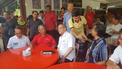 张发虎、慕尤丁及林吉祥在周六下午，一同出席在武吉甘蜜举办的咖啡店论坛讲座。