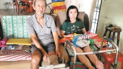 行动不便的官保新（左起）及其患病妻子江凤清，希望能获得善心人士捐助生活费。
