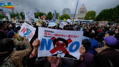 日本约3万名示威者在国会前集会，要求日本首相安倍晋三和其内阁成员集体辞职。