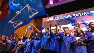 槟州巫统主席拿督再纳阿比丁（左5起）、邓章耀及槟州马华主席陈德钦等人于周日上午在威省宣布槟州国阵竞选宣言。