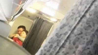 一名男乘客在机舱内用钢笔挟持空姐。