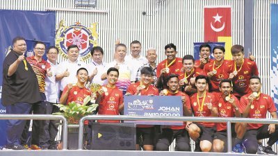 雪兰莪男队以直落三场打败霹雳，在全国排球赛大热称王，并捧走1万令吉冠军奖金。