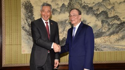 中国副国家主席王岐山（右）上周一（9日）在中南海，会见到访的新加坡总理李显龙。