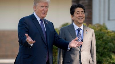 日本首相安倍晋三周二起再度访美和会晤美国总统特朗普，除确定美日同盟，增进两国关系外，朝鲜问题和贸易议题也将是重点。图为安倍招待去年11月访问日本的特朗普。