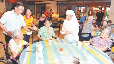 陈国伟（左起）、杨亚花以及修女德莉莎，为公公婆婆提供 好吃的虾面以及健康蛋糕，让院友们十分惊喜。