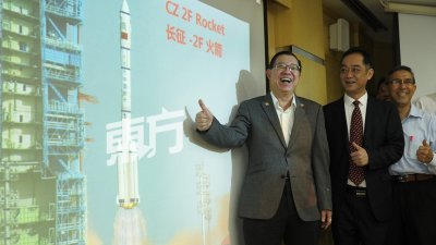 林冠英（左起）、吴骏及槟州第一副首长拿督莫哈末拉昔宣布中国科学馆将捐献6件航空模型予槟城圆顶科学馆，该模型预计将在5月8日抵达该馆。 （摄影：蔡开国）