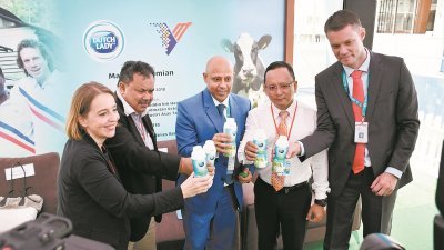 凯琳莫森勒雷（左起）、阿末萨勒博士、塔南古达、兽医服务部策划组董事莫哈末希山博士和罗吉尔以子母牌炼奶牛奶产品乾杯，共同推介F2F项目。